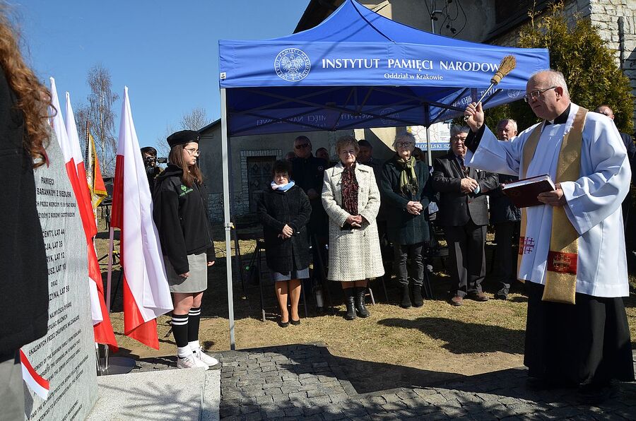 Miechów. Uroczystość odsłonięcia pomnika rodziny Baranków, zamordowanych przez Niemców za ukrywanie Żydów. Fot. Janusz Ślęzak (IPN)