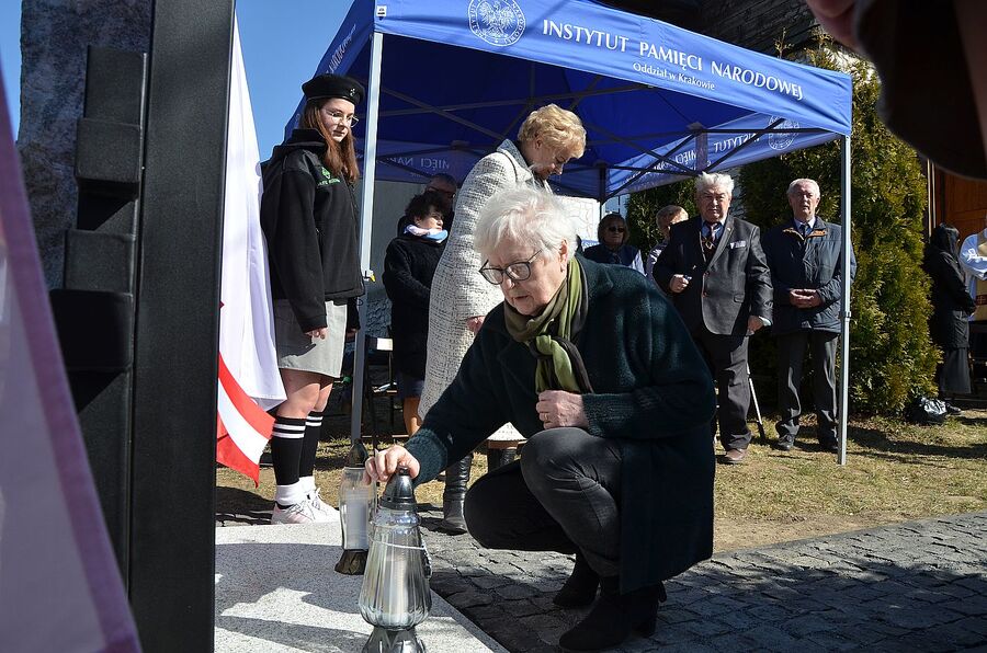 Miechów. Uroczystość odsłonięcia pomnika rodziny Baranków, zamordowanych przez Niemców za ukrywanie Żydów. Fot. Janusz Ślęzak (IPN)