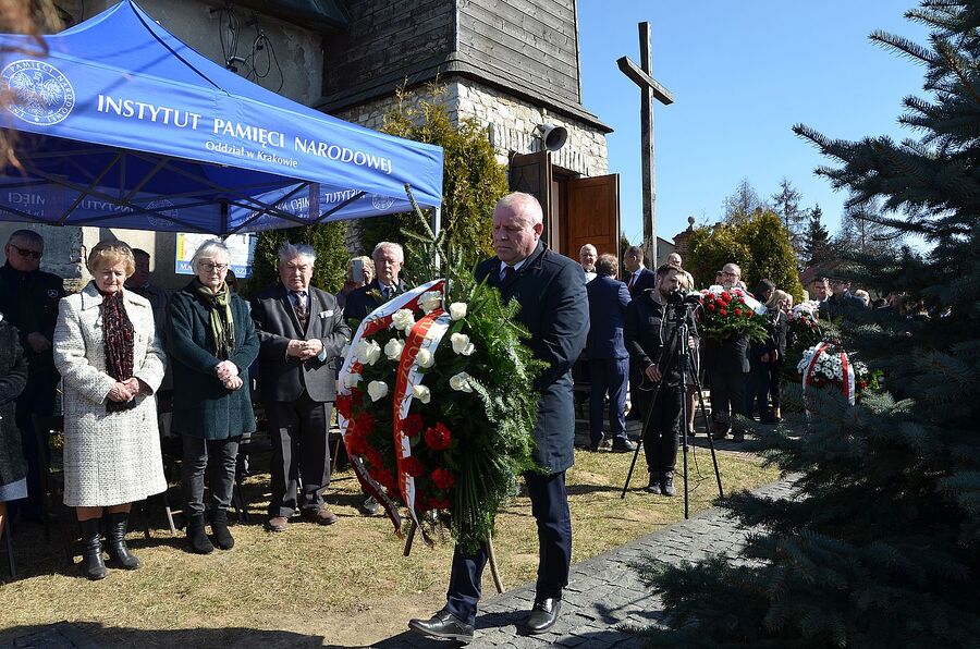 Miechów. Uroczystość odsłonięcia pomnika rodziny Baranków, zamordowanych przez Niemców za ukrywanie Żydów. Fot. Janusz Ślęzak (IPN)