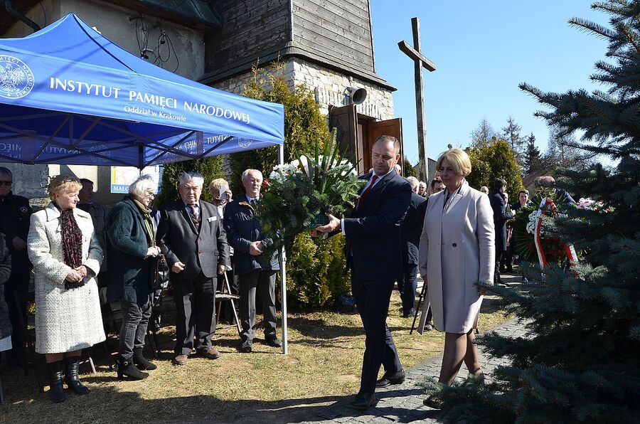 Miechów. Uroczystość odsłonięcia pomnika rodziny Baranków, zamordowanych przez Niemców za ukrywanie Żydów. Fot. Janusz Ślęzak (IPN)