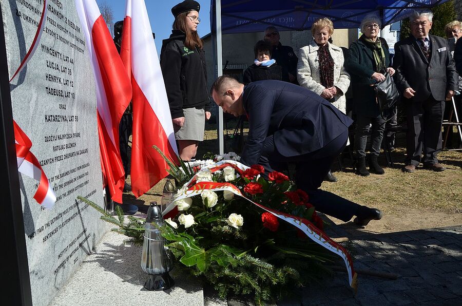 Miechów. Uroczystość odsłonięcia pomnika rodziny Baranków, zamordowanych przez Niemców za ukrywanie Żydów. Fot. Janusz Ślęzak (IPN)