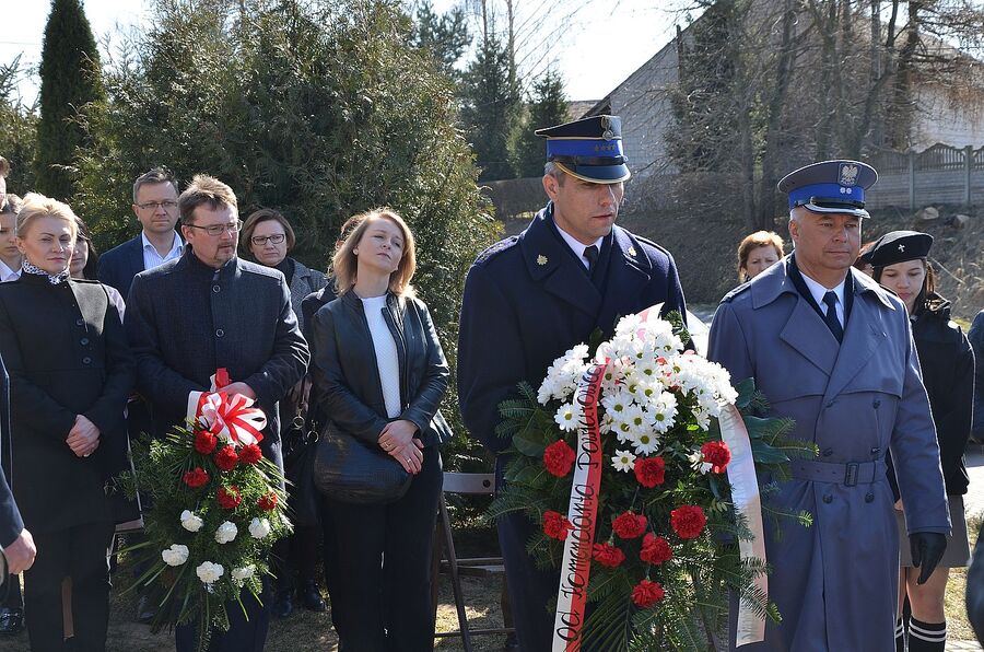 Miechów. Uroczystość odsłonięcia pomnika rodziny Baranków, zamordowanych przez Niemców za ukrywanie Żydów. Fot. Janusz Ślęzak (IPN)