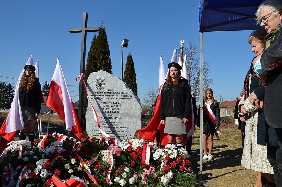 Miechów. Uroczystość odsłonięcia pomnika rodziny Baranków, zamordowanych przez Niemców za ukrywanie Żydów. Fot. Janusz Ślęzak (IPN)