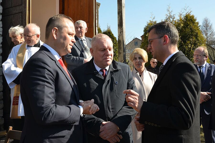 Miechów. Uroczystość odsłonięcia pomnika rodziny Baranków, zamordowanych przez Niemców za ukrywanie Żydów. Fot. Janusz Ślęzak (IPN)