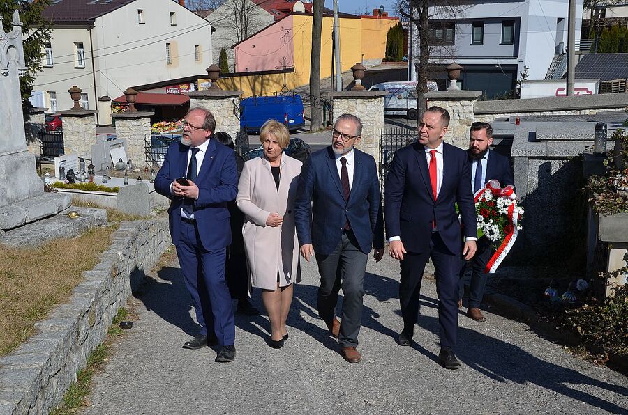 Miechów. Uroczystość odsłonięcia pomnika rodziny Baranków, zamordowanych przez Niemców za ukrywanie Żydów. Fot. Janusz Ślęzak (IPN)