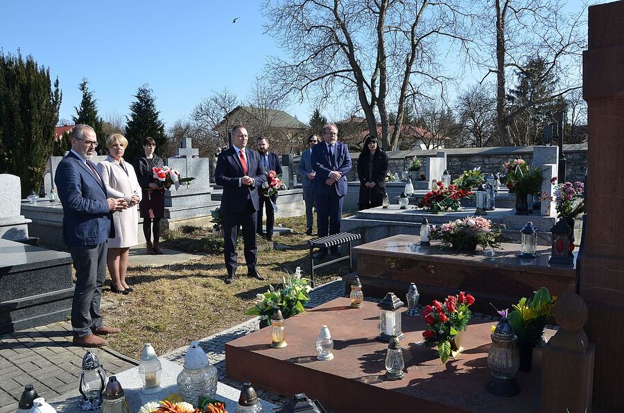 Miechów. Uroczystość odsłonięcia pomnika rodziny Baranków, zamordowanych przez Niemców za ukrywanie Żydów. Fot. Janusz Ślęzak (IPN)