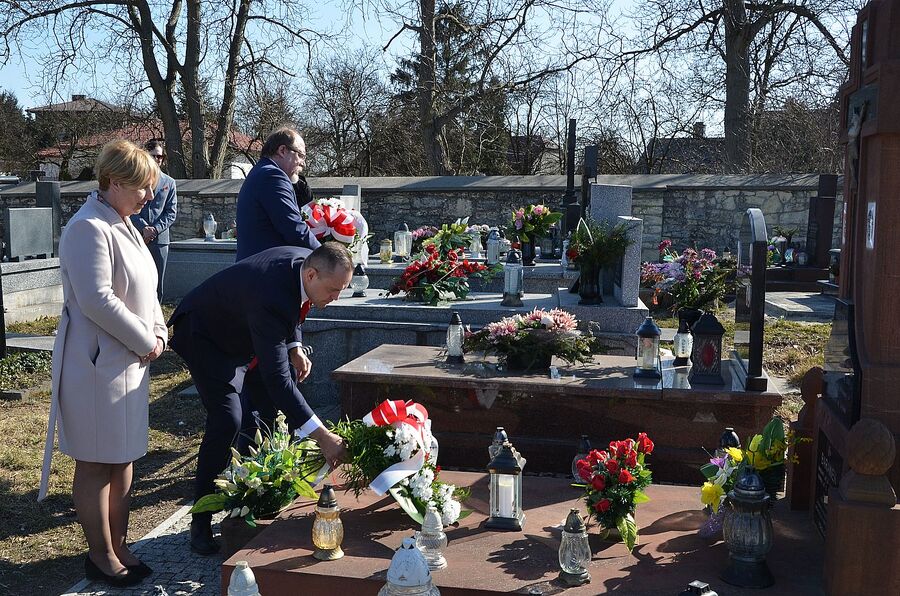 Miechów. Uroczystość odsłonięcia pomnika rodziny Baranków, zamordowanych przez Niemców za ukrywanie Żydów. Fot. Janusz Ślęzak (IPN)