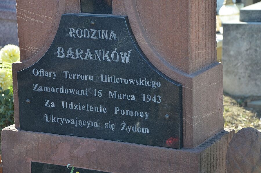 Miechów. Uroczystość odsłonięcia pomnika rodziny Baranków, zamordowanych przez Niemców za ukrywanie Żydów. Fot. Janusz Ślęzak (IPN)