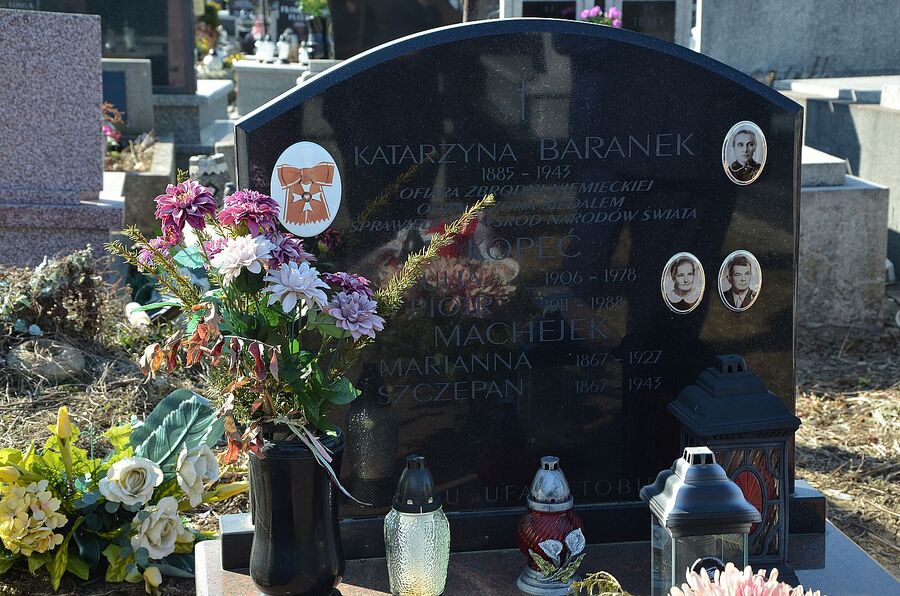 Miechów. Uroczystość odsłonięcia pomnika rodziny Baranków, zamordowanych przez Niemców za ukrywanie Żydów. Fot. Janusz Ślęzak (IPN)