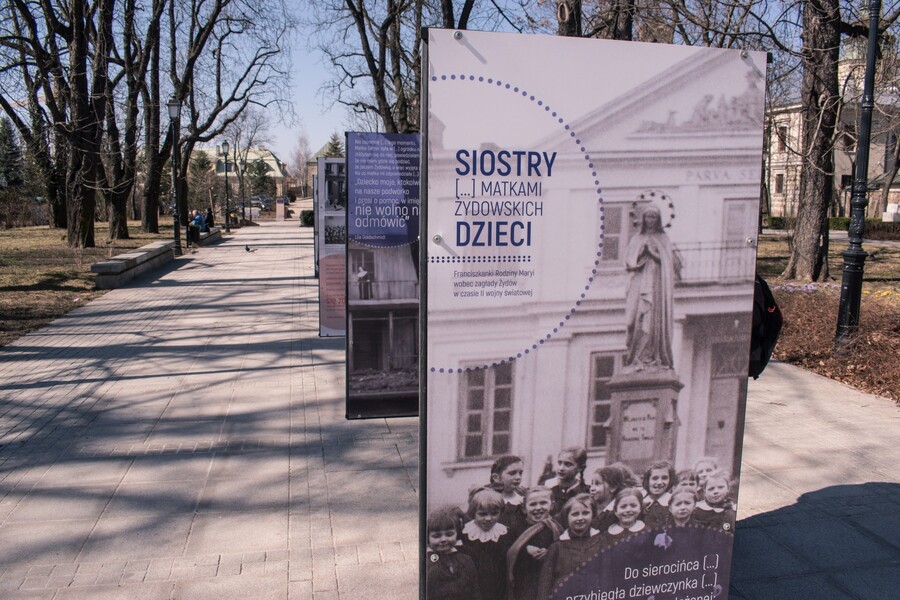 Kielce. Wystawa o pomocy udzielanej Żydom przez franciszkanki. Fot. Michał Zawisza (IPN)