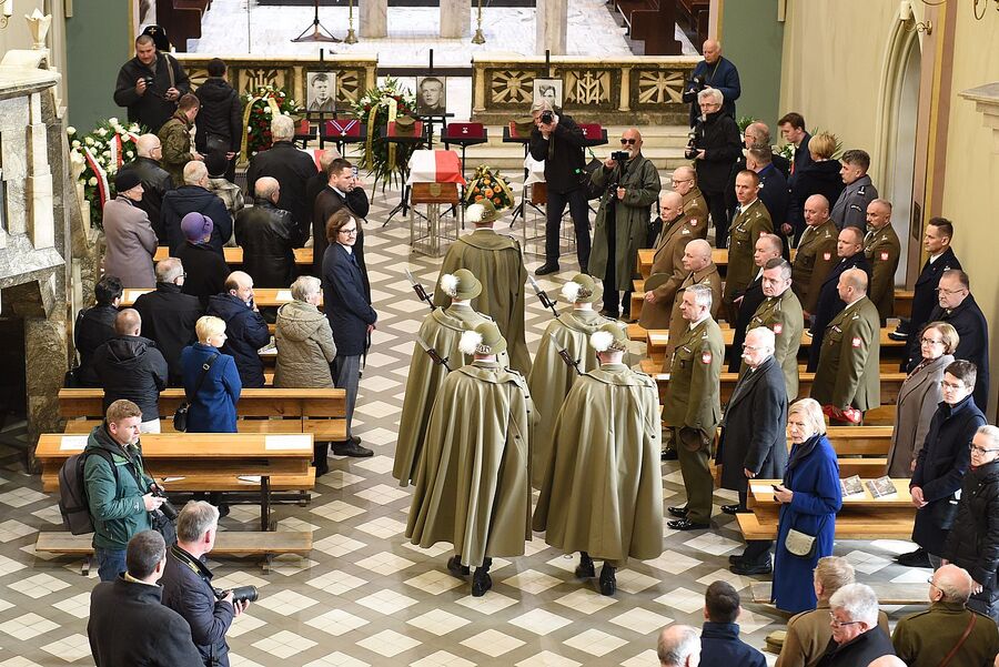 Kraków. Uroczystości pogrzebowe trzech Żołnierzy Wyklętych. Fot. Żaneta Wierzgacz (IPN)