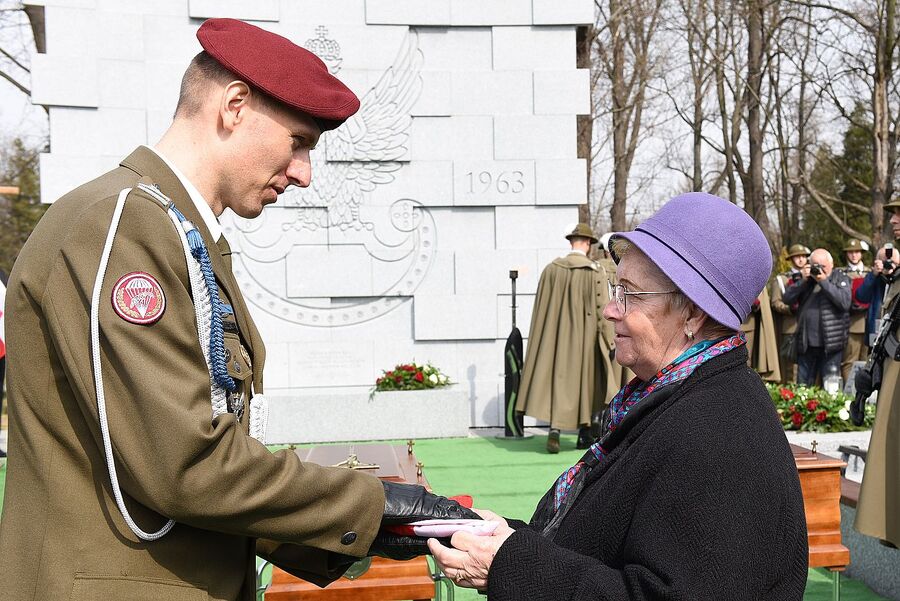 Kraków. Uroczystości pogrzebowe trzech Żołnierzy Wyklętych. Fot. Żaneta Wierzgacz (IPN)