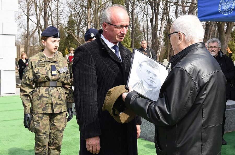 Kraków. Uroczystości pogrzebowe trzech Żołnierzy Wyklętych. Fot. Żaneta Wierzgacz (IPN)
