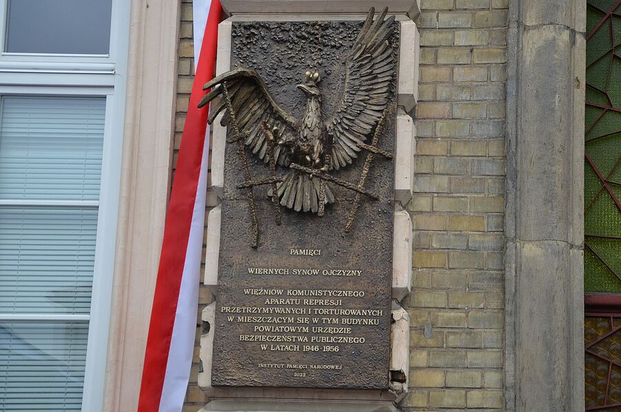 Tarnów. Odsłonięcie tablicy upamiętniającej więźniów komunistycznego aparatu represji. Fot. Janusz Ślęzak (IPN)