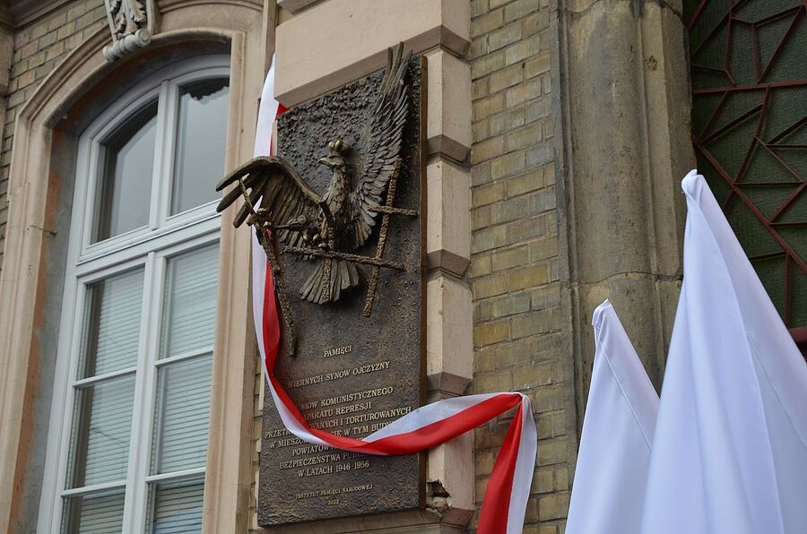 Tarnów. Odsłonięcie tablicy upamiętniającej więźniów komunistycznego aparatu represji. Fot. Janusz Ślęzak (IPN)