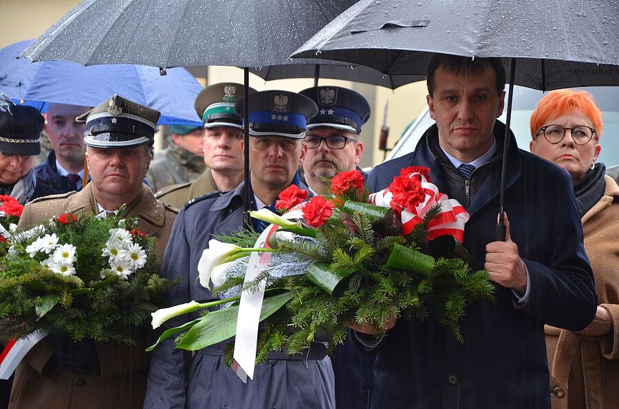 Tarnów. Odsłonięcie tablicy upamiętniającej więźniów komunistycznego aparatu represji. Fot. Janusz Ślęzak (IPN)