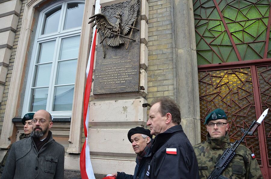 Tarnów. Odsłonięcie tablicy upamiętniającej więźniów komunistycznego aparatu represji. Fot. Janusz Ślęzak (IPN)