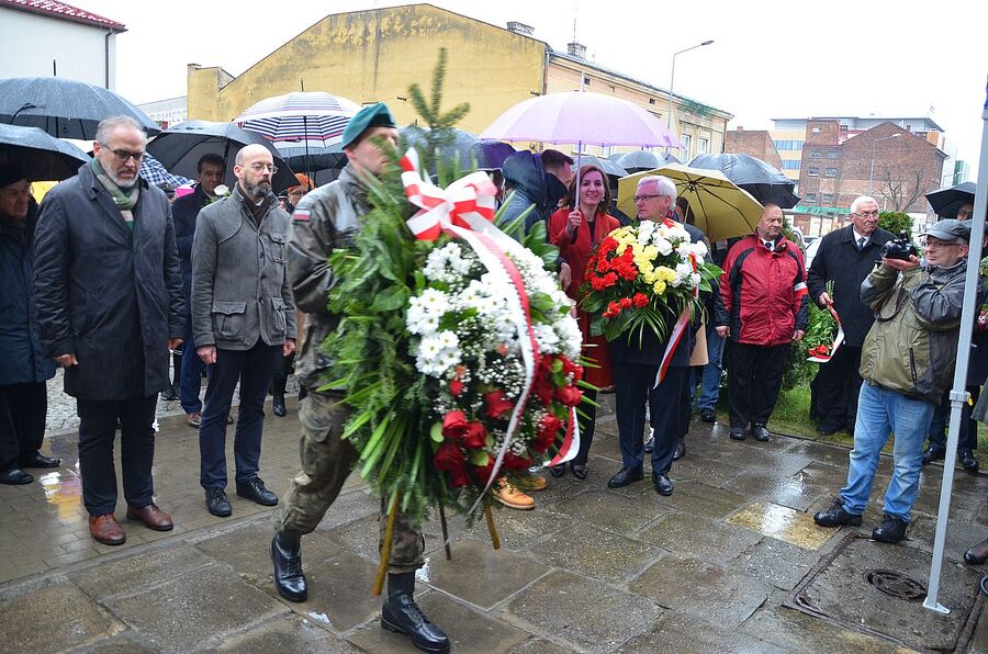 Tarnów. Odsłonięcie tablicy upamiętniającej więźniów komunistycznego aparatu represji. Fot. Janusz Ślęzak (IPN)