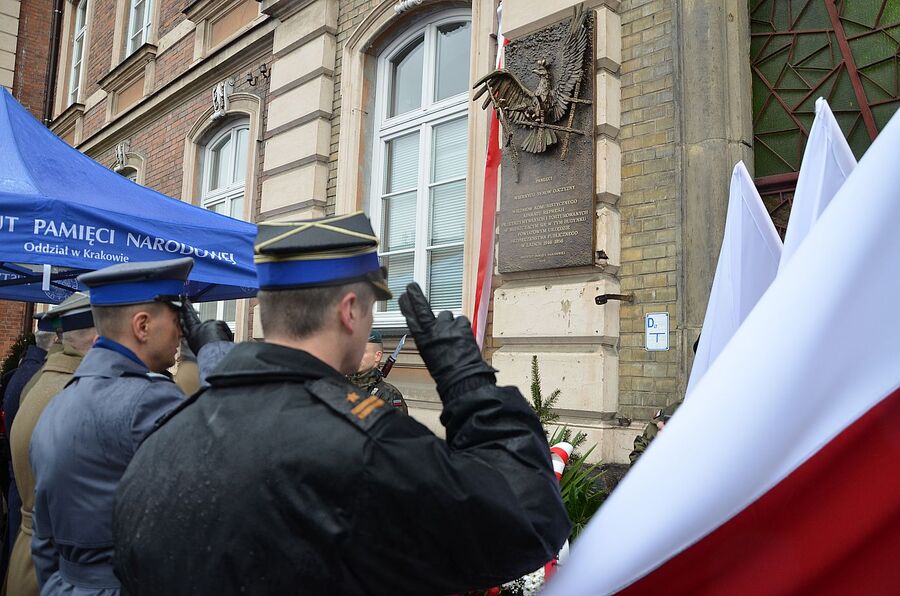 Tarnów. Odsłonięcie tablicy upamiętniającej więźniów komunistycznego aparatu represji. Fot. Janusz Ślęzak (IPN)