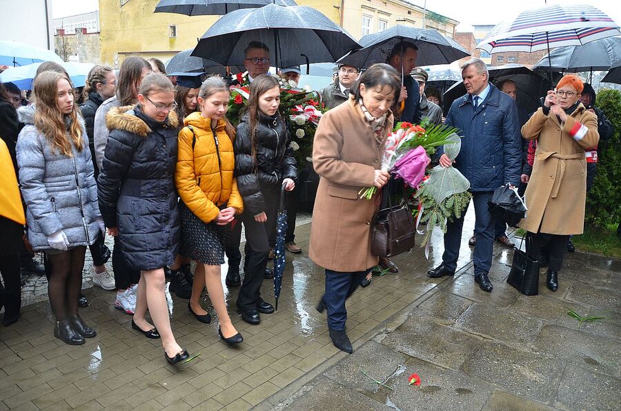 Tarnów. Odsłonięcie tablicy upamiętniającej więźniów komunistycznego aparatu represji. Fot. Janusz Ślęzak (IPN)