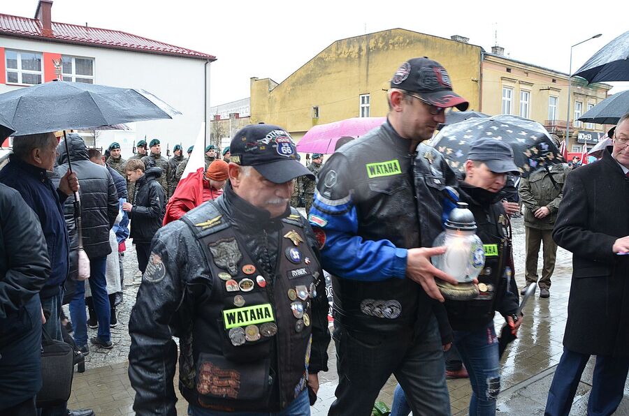 Tarnów. Odsłonięcie tablicy upamiętniającej więźniów komunistycznego aparatu represji. Fot. Janusz Ślęzak (IPN)