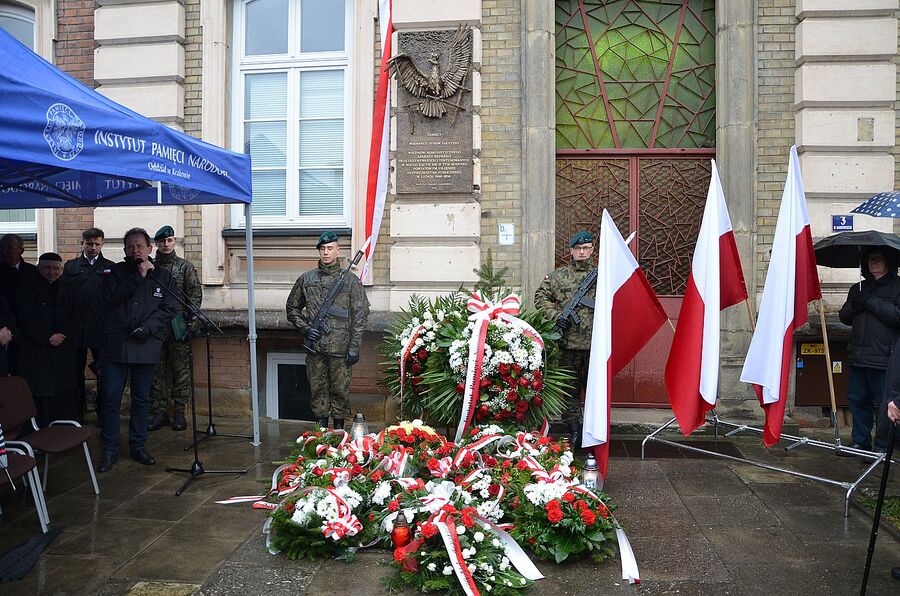 Tarnów. Odsłonięcie tablicy upamiętniającej więźniów komunistycznego aparatu represji. Fot. Janusz Ślęzak (IPN)