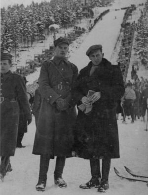 Ludwik Kiełtyka na tle Wielkiej Krokwi w Zakopanem, 6 stycznia 1946 r.