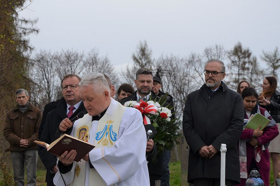 W Imbramowicach poświęcono pomnik Romów zamordowanych w czasie II wojny światowej. Fot. Janusz Ślęzak (IPN)