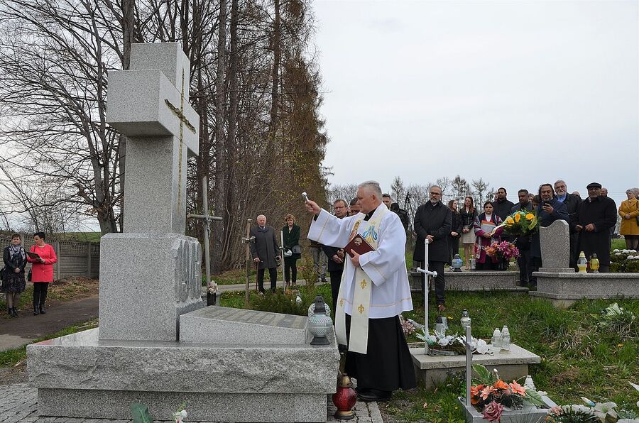 W Imbramowicach poświęcono pomnik Romów zamordowanych w czasie II wojny światowej. Fot. Janusz Ślęzak (IPN)