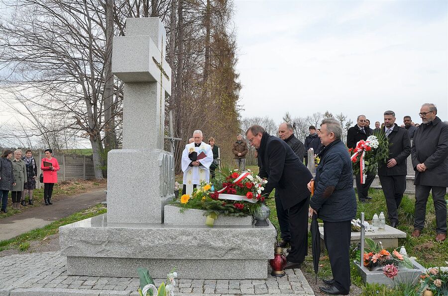 W Imbramowicach poświęcono pomnik Romów zamordowanych w czasie II wojny światowej. Fot. Janusz Ślęzak (IPN)