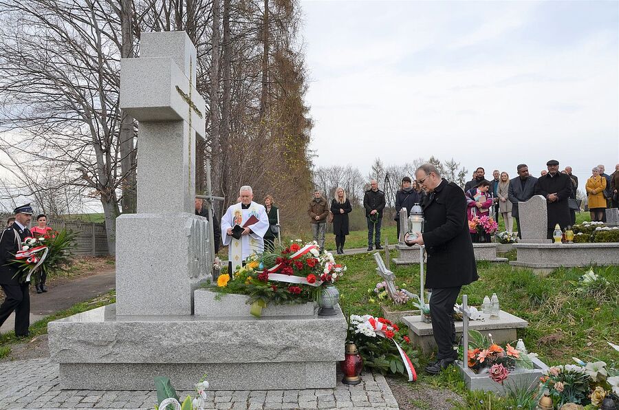W Imbramowicach poświęcono pomnik Romów zamordowanych w czasie II wojny światowej. Fot. Janusz Ślęzak (IPN)