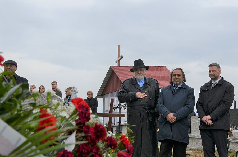 W Imbramowicach poświęcono pomnik Romów zamordowanych w czasie II wojny światowej. Fot. Janusz Ślęzak (IPN)