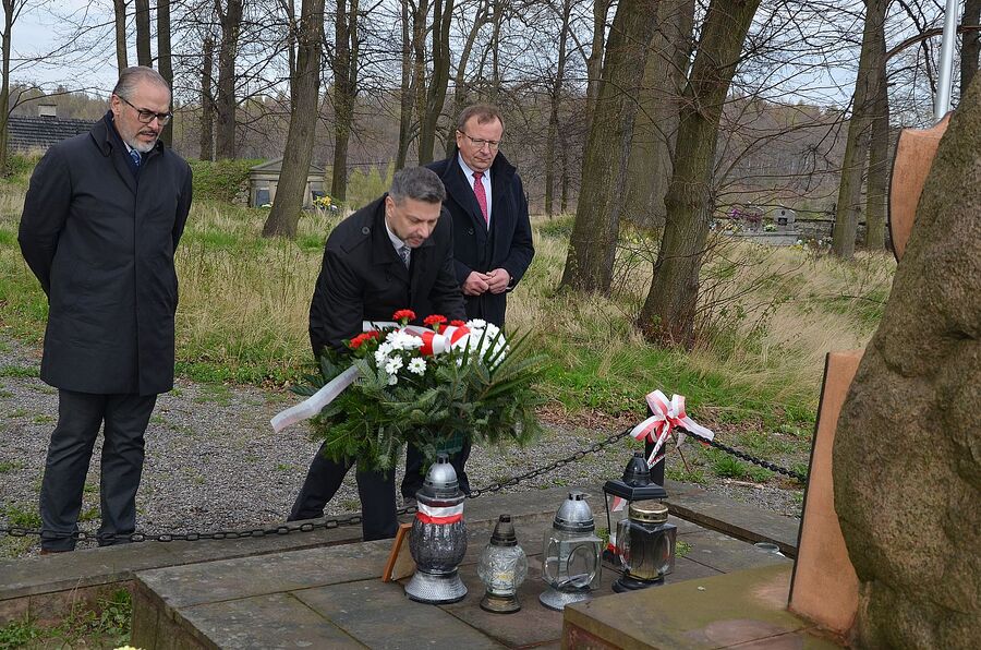 Przedstawiciele IPN i wójt Trzyciąża złożyli wiązankę kwiatów na mogile powstańców styczniowych. Fot. Janusz Ślęzak (IPN)