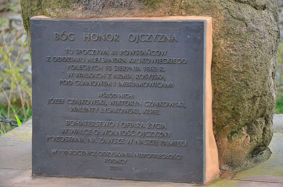 Przedstawiciele IPN i wójt Trzyciąża złożyli wiązankę kwiatów na mogile powstańców styczniowych. Fot. Janusz Ślęzak (IPN)