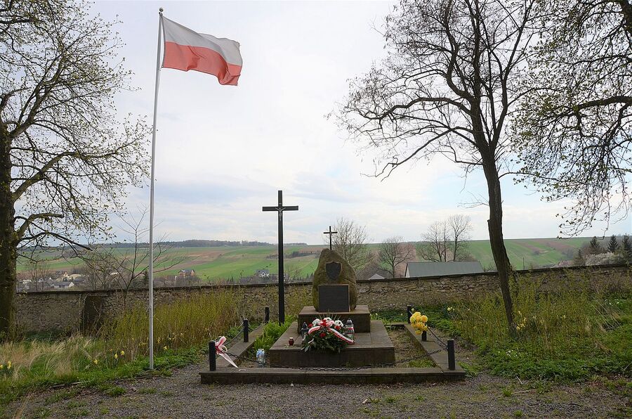 Przedstawiciele IPN i wójt Trzyciąża złożyli wiązankę kwiatów na mogile powstańców styczniowych. Fot. Janusz Ślęzak (IPN)
