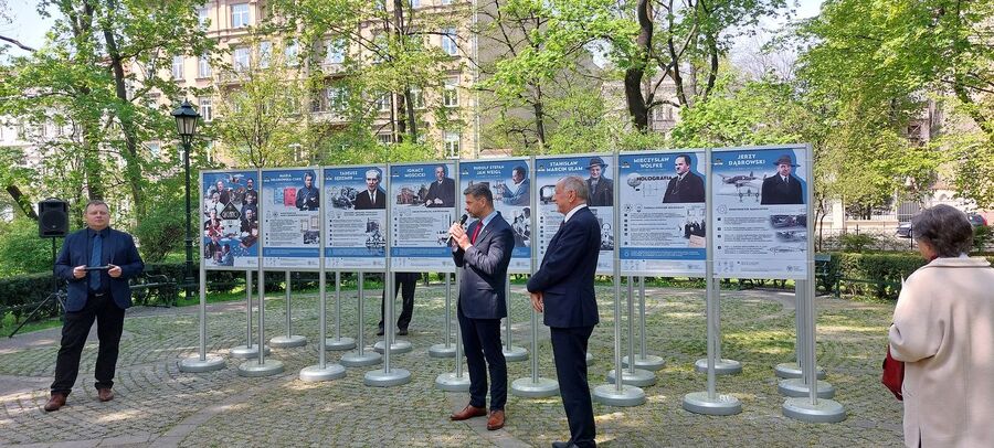 Wystawa „Giganci nauki” na Plantach. Fot. IPN