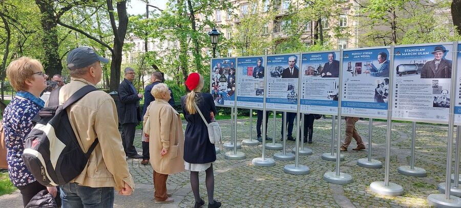 Wystawa „Giganci nauki” na Plantach. Fot. IPN