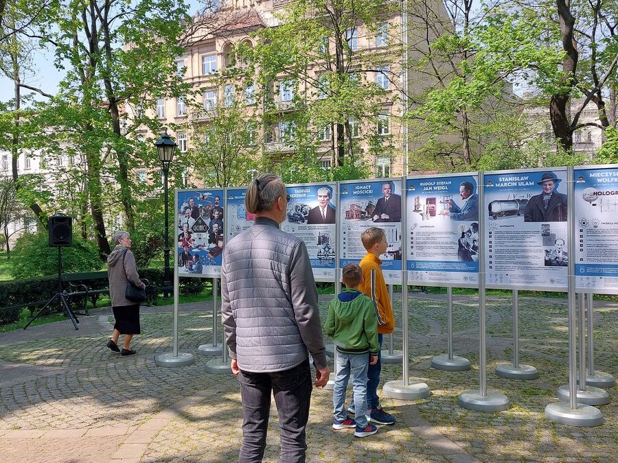 Wystawa „Giganci nauki” na Plantach. Fot. IPN