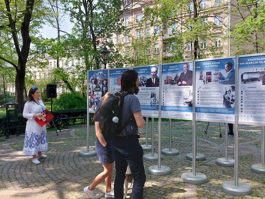 Wystawa „Giganci nauki” na Plantach. Fot. IPN