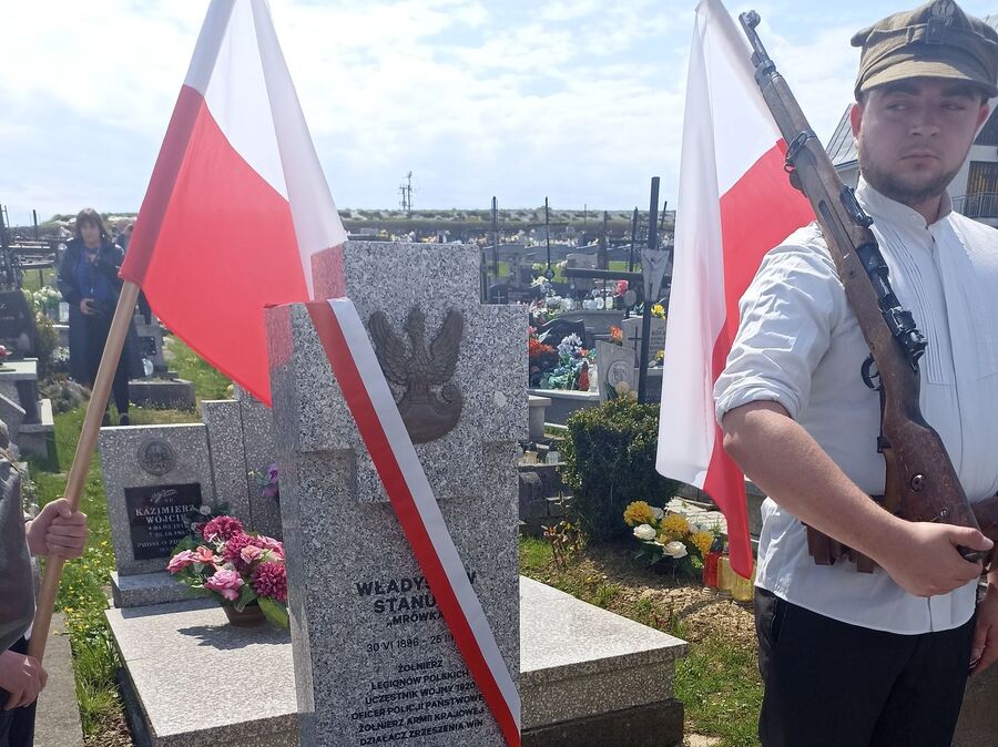 Poświęcenie nowego nagrobka Władysława Stanuli w Ołpinach. Fot. Maria Konieczna (IPN)
