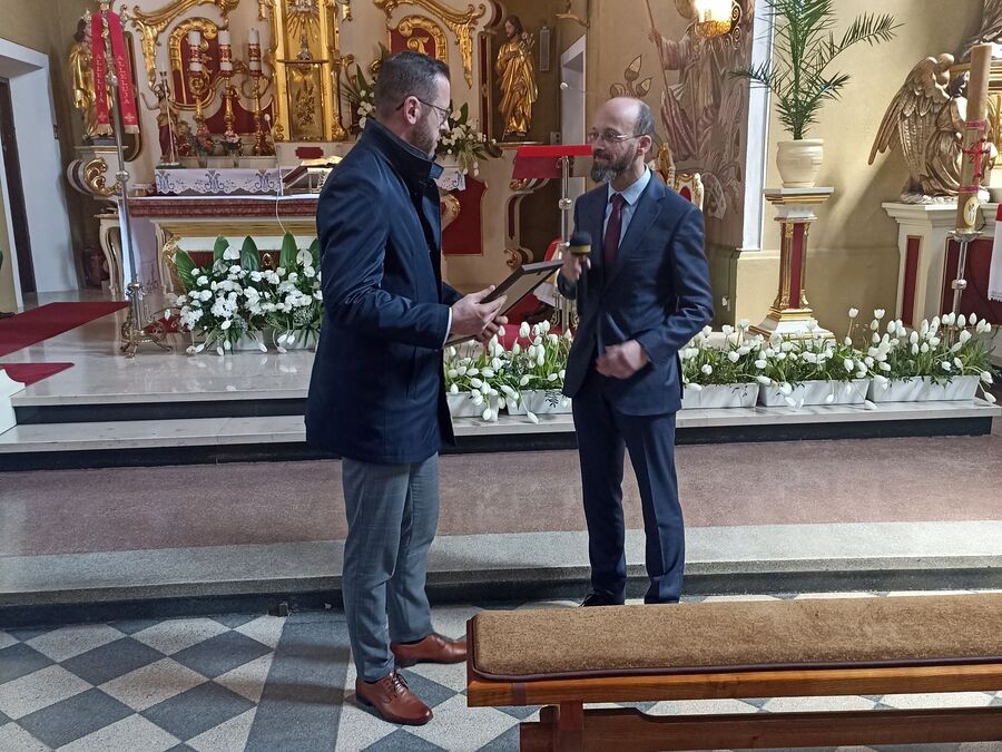 Poświęcenie nowego nagrobka Władysława Stanuli w Ołpinach. Fot. Maria Konieczna (IPN)