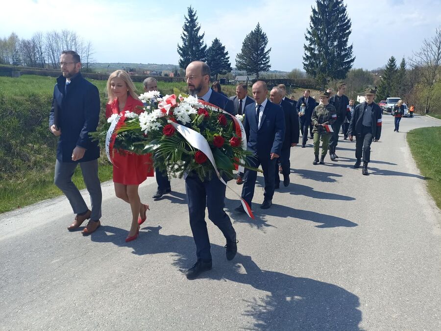 Poświęcenie nowego nagrobka Władysława Stanuli w Ołpinach. Fot. Maria Konieczna (IPN)