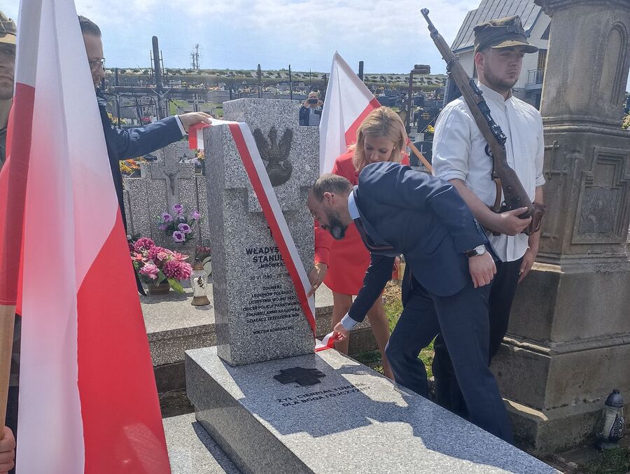 Poświęcenie nowego nagrobka Władysława Stanuli w Ołpinach. Fot. Maria Konieczna (IPN)