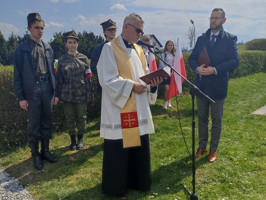 Poświęcenie nowego nagrobka Władysława Stanuli w Ołpinach. Fot. Maria Konieczna (IPN)