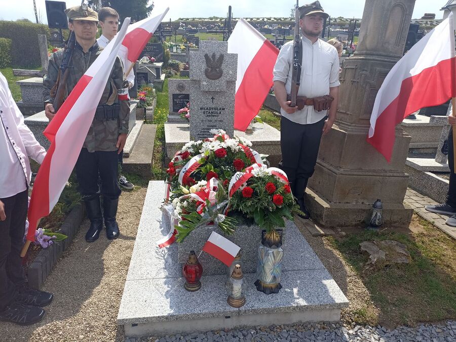Poświęcenie nowego nagrobka Władysława Stanuli w Ołpinach. Fot. Maria Konieczna (IPN)