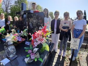 Uczniowie Szkoły Podstawowej w Brzezinach przy grobie Westerplatczyka Ignacego Skowrona