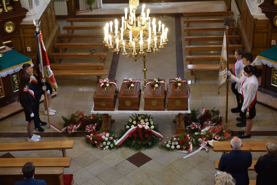 Uroczystości pogrzebowe rodziny Książków. Fot. Żaneta Wierzgacz (IPN)