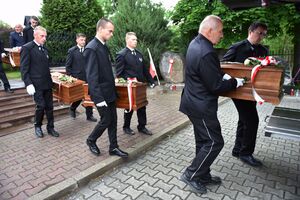 Uroczystości pogrzebowe rodziny Książków. Fot. Żaneta Wierzgacz (IPN)