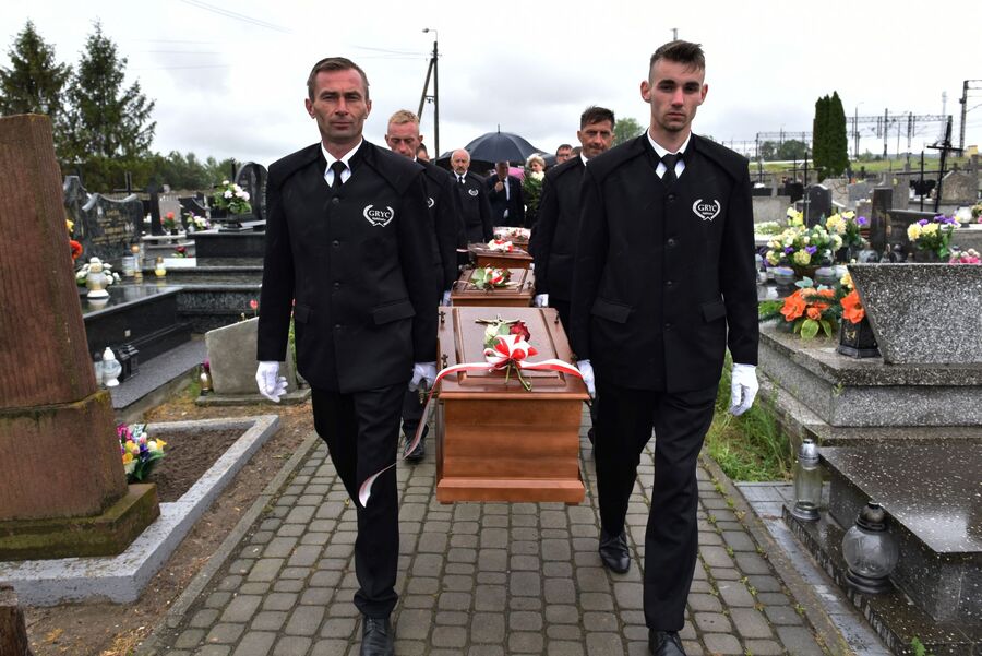 Uroczystości pogrzebowe rodziny Książków. Fot. Żaneta Wierzgacz (IPN)