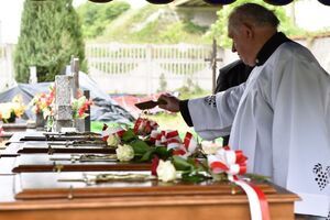 Uroczystości pogrzebowe rodziny Książków. Fot. Żaneta Wierzgacz (IPN)